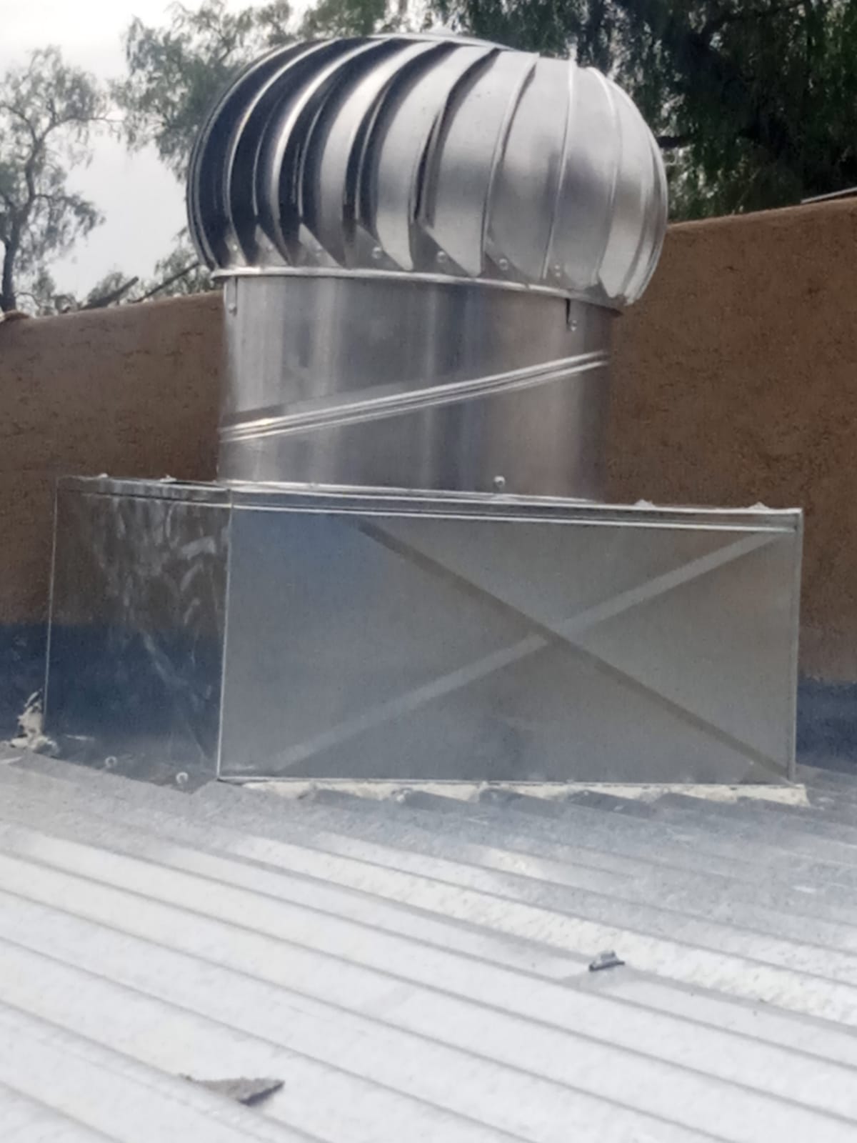 Extractor eólico instalado en azotea
